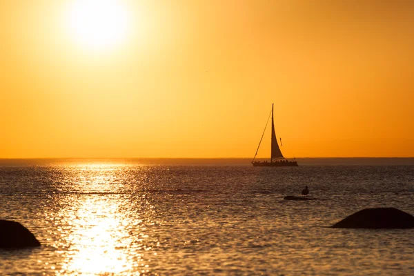 Boot silhouet drijvend in de zee — Stockfoto