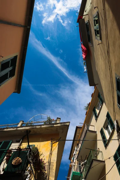 Blick vom Boden in einem kleinen italienischen Dorf — Stockfoto