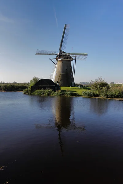 Ανεμόμυλος στον ποταμό στην Ολλανδία — Φωτογραφία Αρχείου