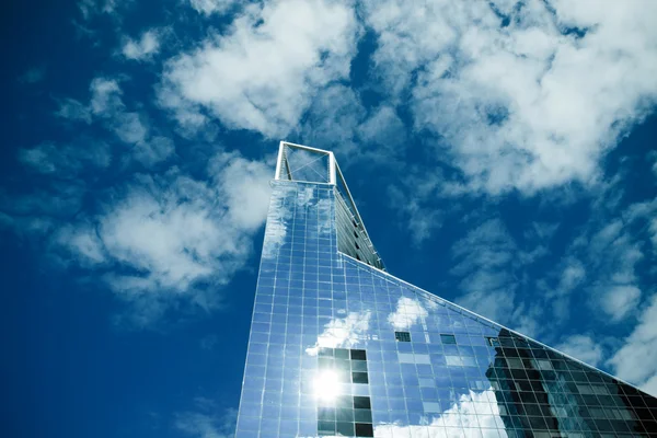 Kontorsbyggnad över klarblå himmel — Stockfoto