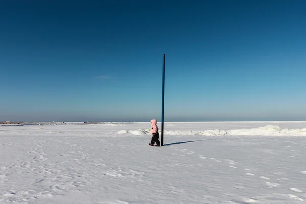Barn flicka gå på snö — Stockfoto