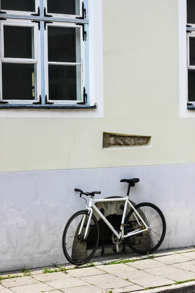 Bicicletă albă în orașul vechi — Fotografie, imagine de stoc