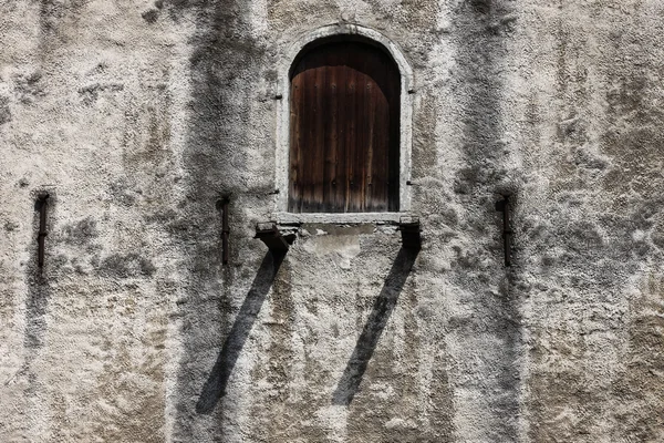 Окно в старой бастионной стене — стоковое фото