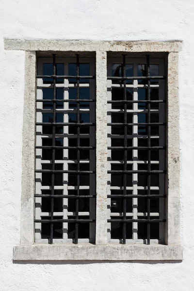 Metallgitter am Fenster der Kathedrale — Stockfoto