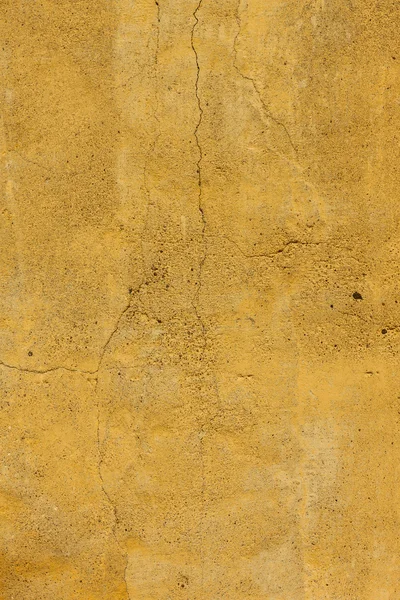 Gebarsten gele betonnen wand — Stockfoto