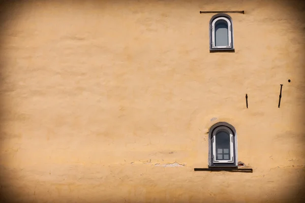 Fenêtre dans vieux bâtiment médiéval — Photo
