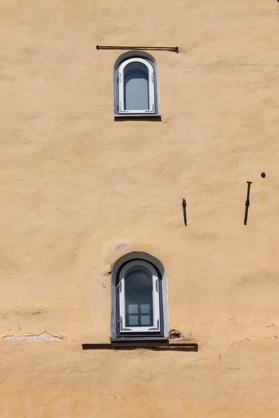 Окно в средневековом здании — стоковое фото