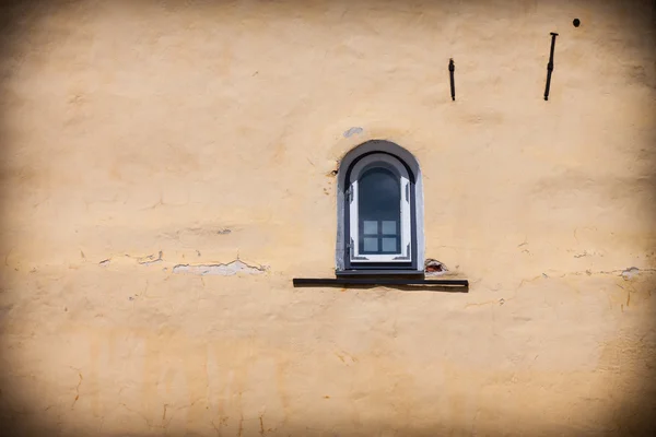 Eski ortaçağ yapı penceresinde — Stok fotoğraf