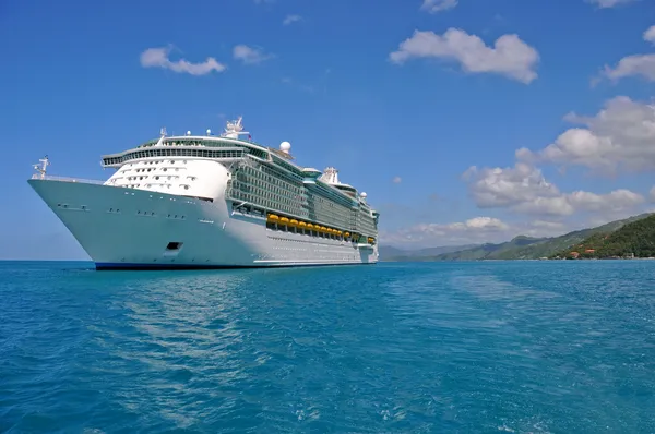 Luxury cruise ship in caribbean port — Stock Photo, Image