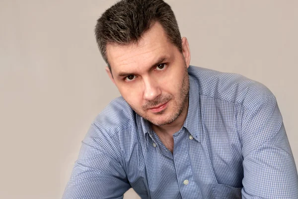 Yetişkin güzel bir adam portresi