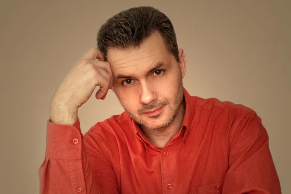 güzel bir kırmızı gömlekli adam portresi