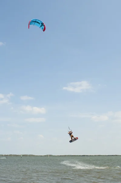 Kite surfen in banaan rivier — Stockfoto