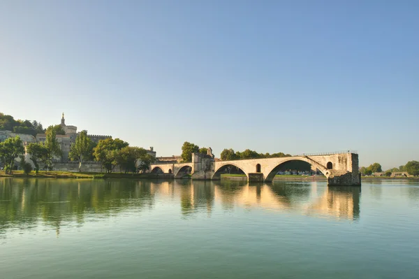 Οι παπάδες γέφυρα στον ποταμό Ροδανό στην Αβινιόν Γαλλίας — Φωτογραφία Αρχείου