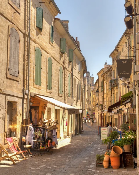 Uzes 条狭窄蜿蜒的街道法国 — 图库照片
