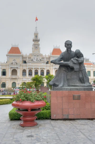 Estátua de Ho Chi Minh com criança — Fotografia de Stock