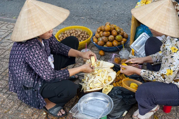 Vrouwen verkopen vruchten — Stockfoto