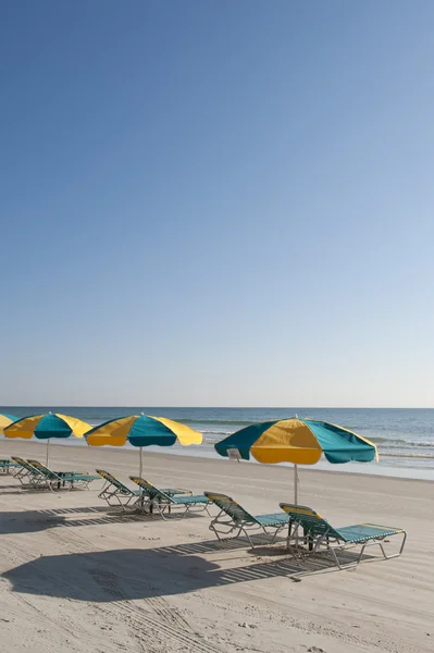 Salões e guarda-chuvas em Daytona Beach — Fotografia de Stock