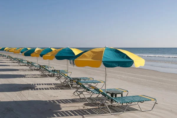 Liegen & Sonnenschirme am Strand von daytona — Stockfoto