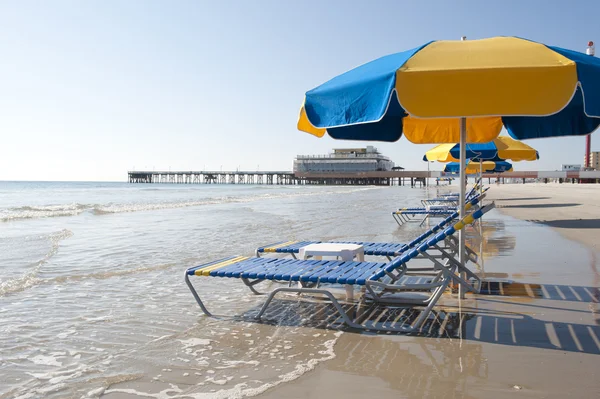 Lounges & Umbrellas en Daytona Beach — Foto de Stock