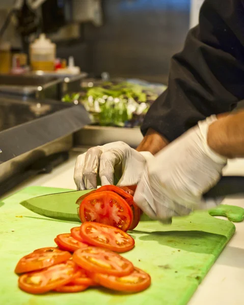 Szef kuchni, krojenie pomidory — Zdjęcie stockowe