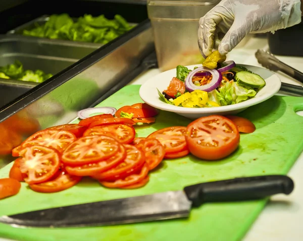 Salada jogada sendo preparada — Fotografia de Stock