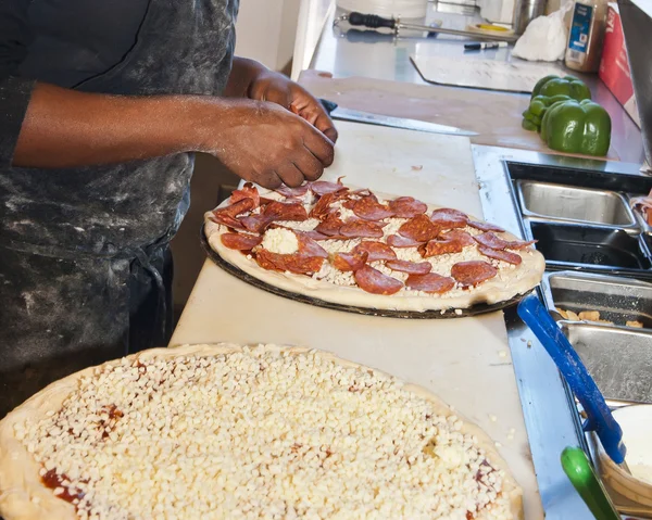 Pizza üzerine Topingler koyarak — Stok fotoğraf