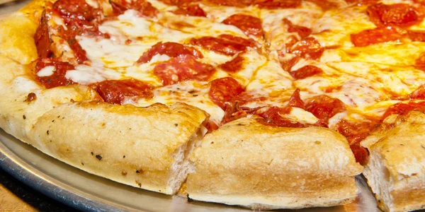 Hete pizza klaar om te serveren — Stockfoto