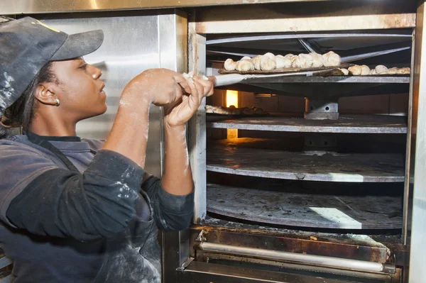 Sütés tésztát csomók a Pizzeria Jogdíjmentes Stock Fotók