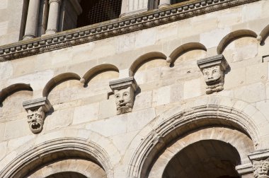 bir kilise yüzleri