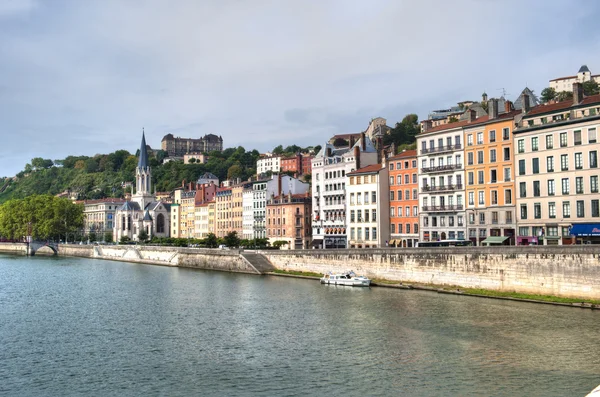 Domy u řeky saone v Lyonu — Stock fotografie