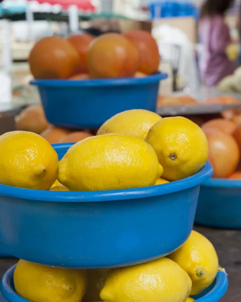 土曜日の市場でレモン — ストック写真