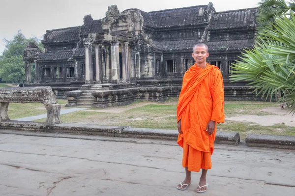Buddyjski mnich w angkor wat — Zdjęcie stockowe