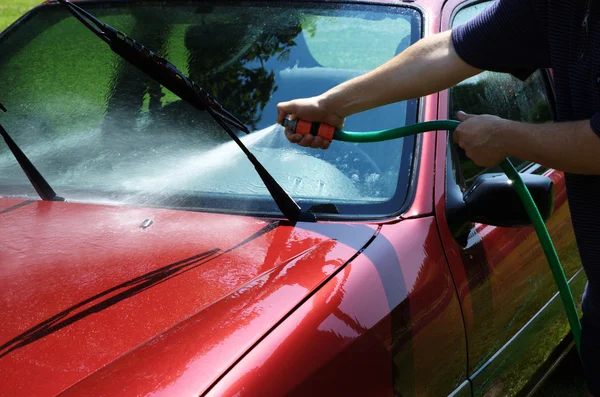 Muž myje auto — Stock fotografie