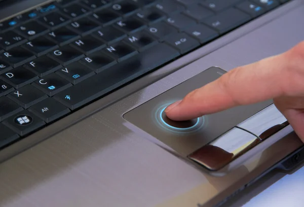 Usando um laptop, dedo no touchpad — Fotografia de Stock