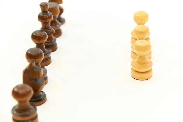 Pezzi di scacchi disposti in un ordine — Foto Stock