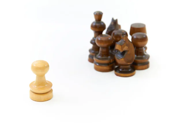 Šachové figurky s bílý pěšec — Stock fotografie
