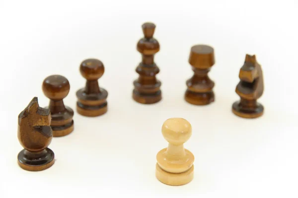 Darkbrown satranç taşları sarı surround — Stok fotoğraf