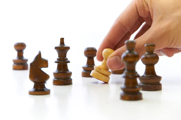 Rukou, přičemž šachový pěšec kus — Stock fotografie