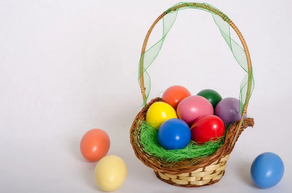 Cesto pieno di uova di Pasqua — Foto Stock