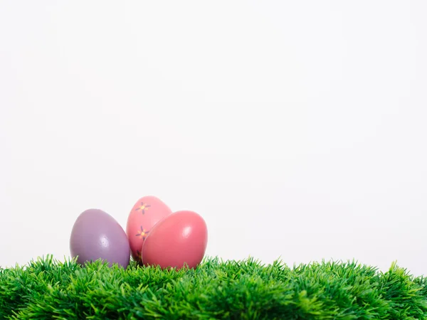 Uova di Pasqua sul prato verde — Foto Stock