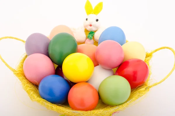 Uova di Pasqua in un cesto — Foto Stock