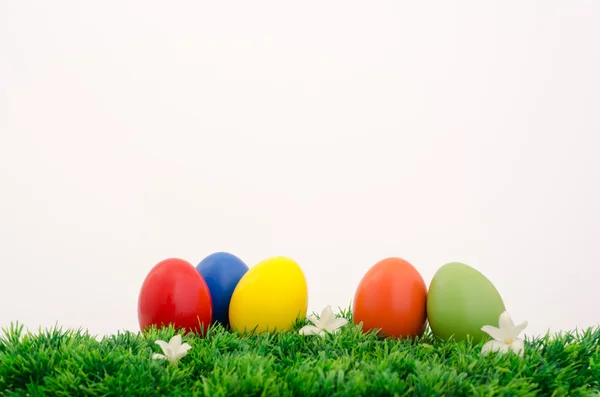 Velikonoční vajíčka na trávě. — Stock fotografie