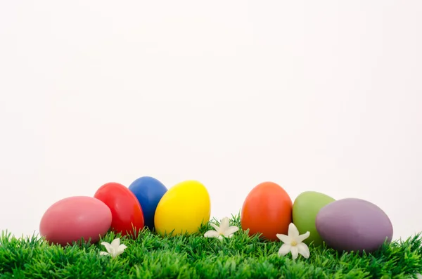 Ouă de Paște pe iarbă verde — Fotografie, imagine de stoc