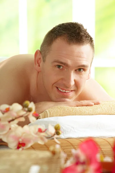 Man resting in spa salon — Stock Photo, Image