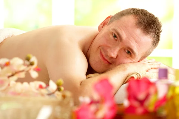 Mann ruht sich im Wellness-Salon aus — Stockfoto