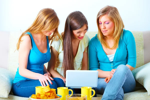 Meninas bonitas com laptop — Fotografia de Stock