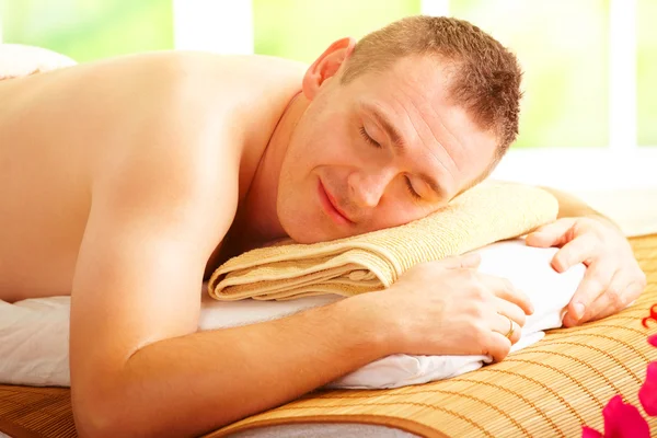 Homem descansando no salão de spa — Fotografia de Stock