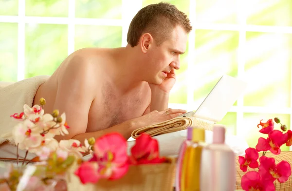 Drukke zakenman in spa salon — Stockfoto