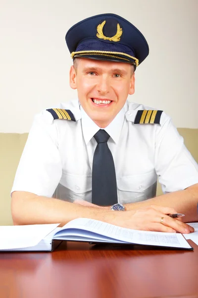 Airline-Pilot füllt Papiere im Flugzeug aus — Stockfoto
