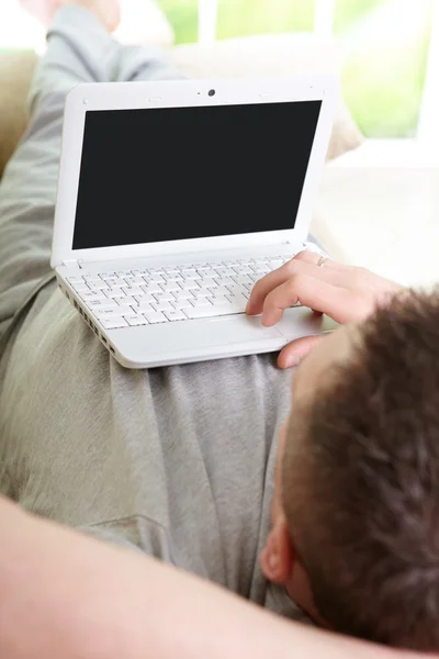 男子家中使用的笔记本电脑 — 图库照片